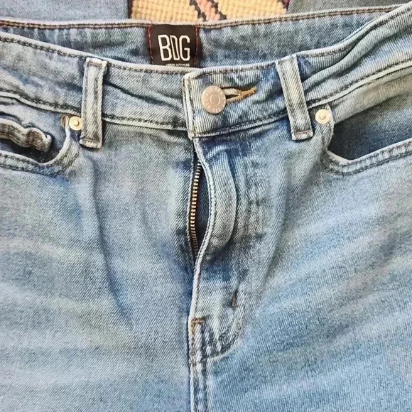 BDG girlfriend high rise jeans in light wash - Picture 3 of 3